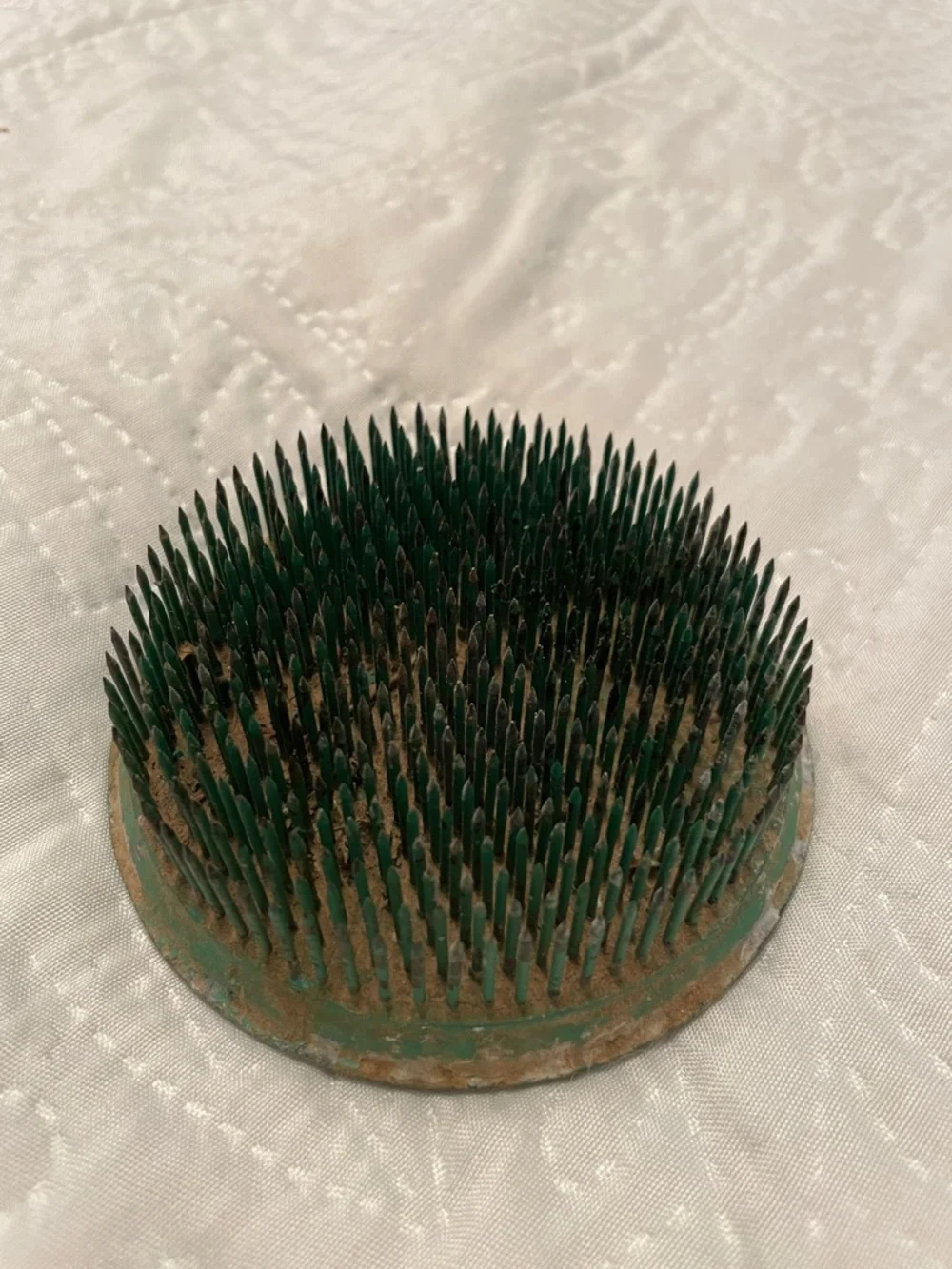 Vintage 3 1/2”W Heavy Metal Green Flower Frog Kenzan Pin Style Good Condition - Picture 11 of 11